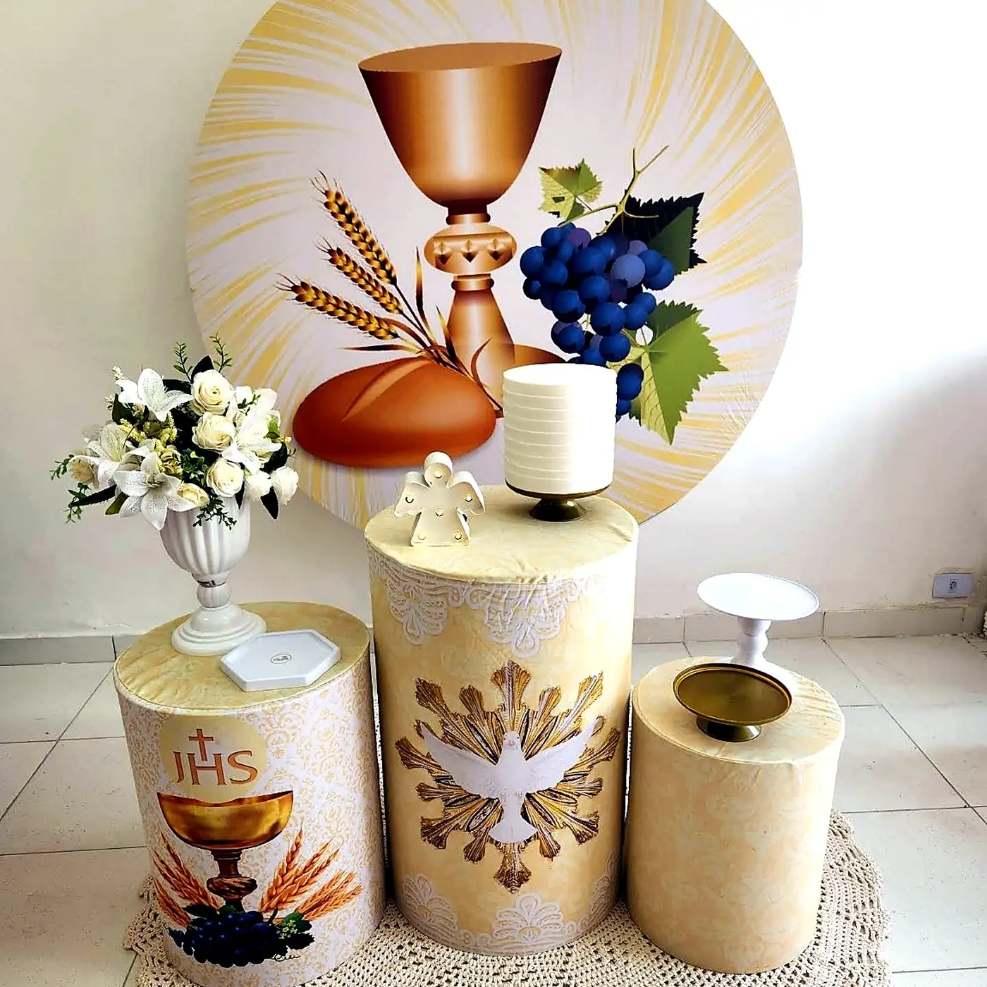 Decoração de primeira comunhão em tons dourados