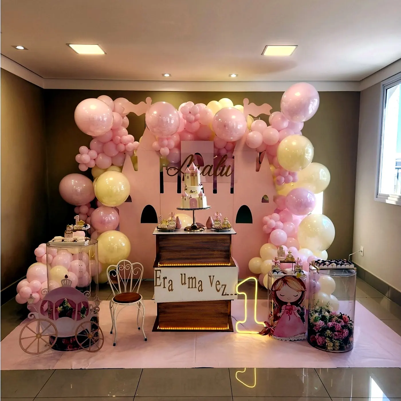 Decoração tema castelo rosa com balões