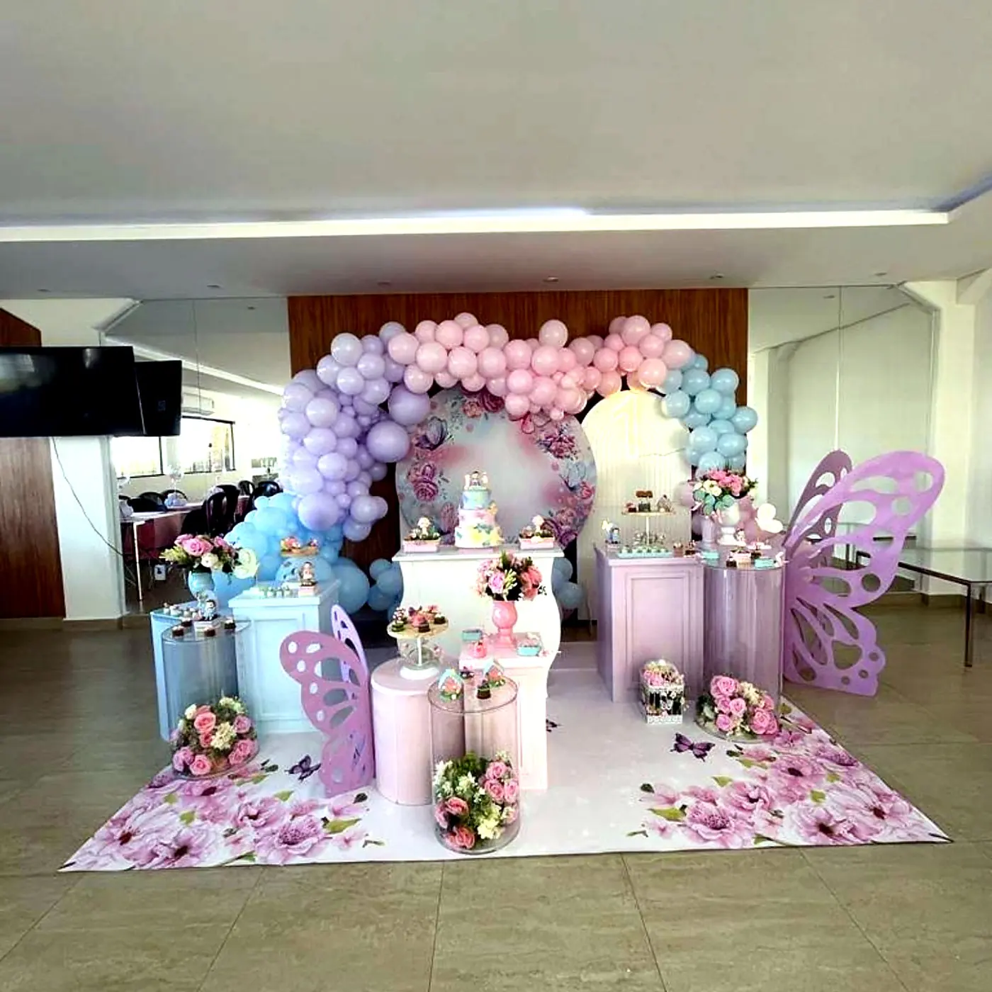 Decoração delicada em tons pastéis com borboletas