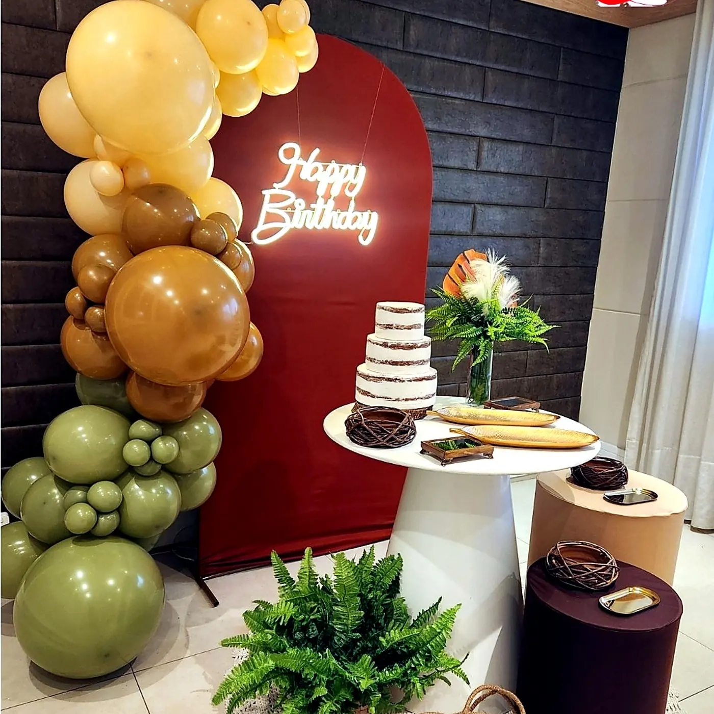 Decoração de aniversário com painel vermelho e balões