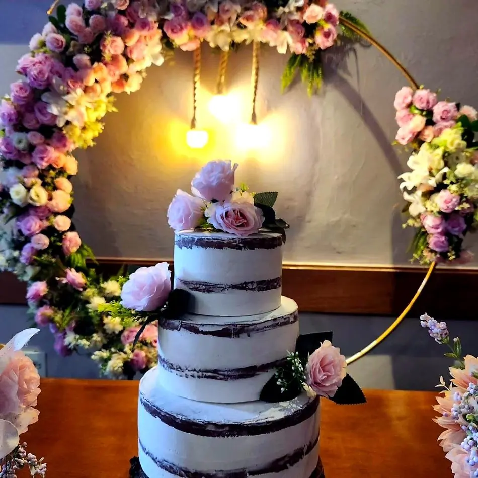 Bolo com arco de rosas